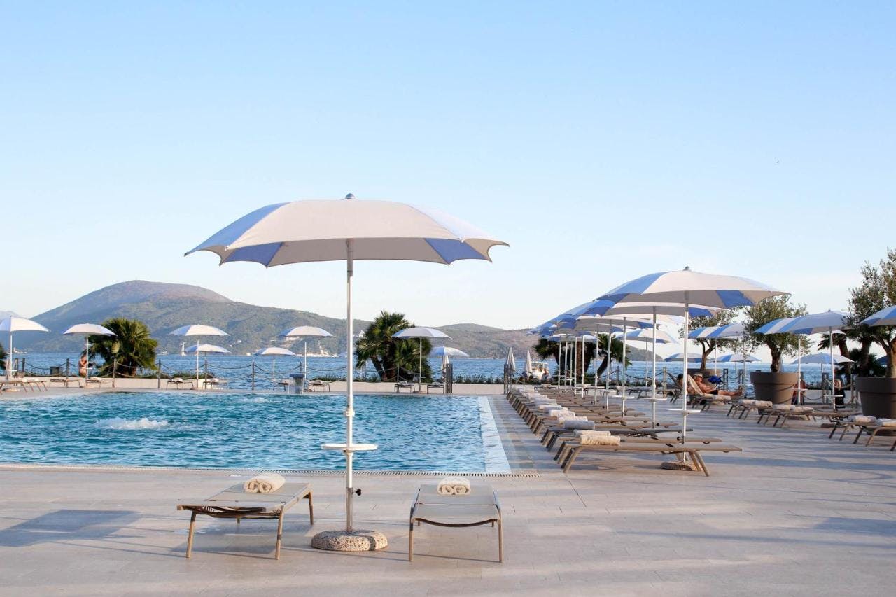 Ilsėdamiesi ant jūros kranto esančiame Palmon Bay Hotel & SPA 4* viešbutyje atraskite Balkanų perlu vadinamą Juodkalniją