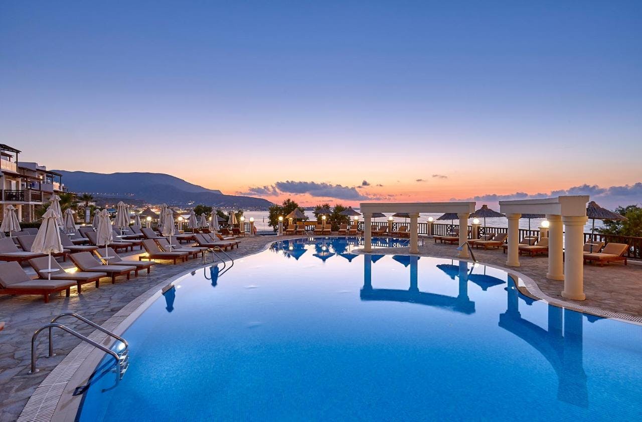 Palmių giraitėmis apsuptas, stilingas Alexander Beach Hotel & Village 5* viešbutis kviečia grožėtis gamtos panoramomis