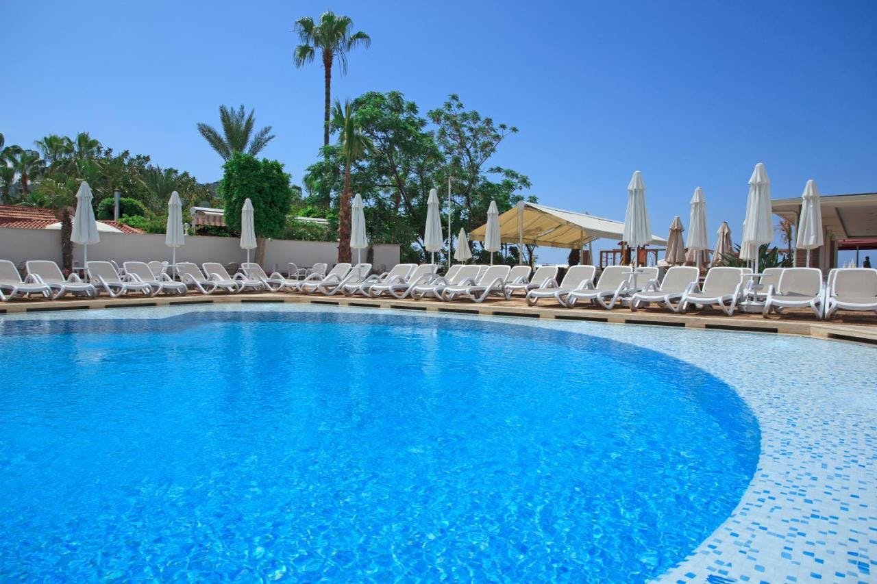 Keliaukite į Xperia Saray Beach Hotel 4* viešbutį ir nerkite į jūros bangas, kurios visai šalia