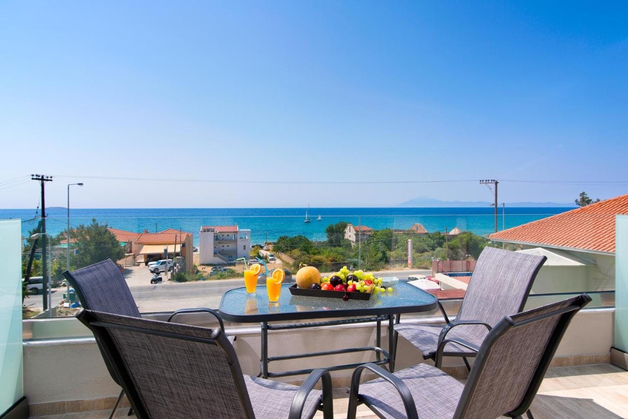 Atsipalaiduokite ir pasimėgaukite atostogų ramybe graikiško stiliaus The Dome Luxury 4* viešbutyje