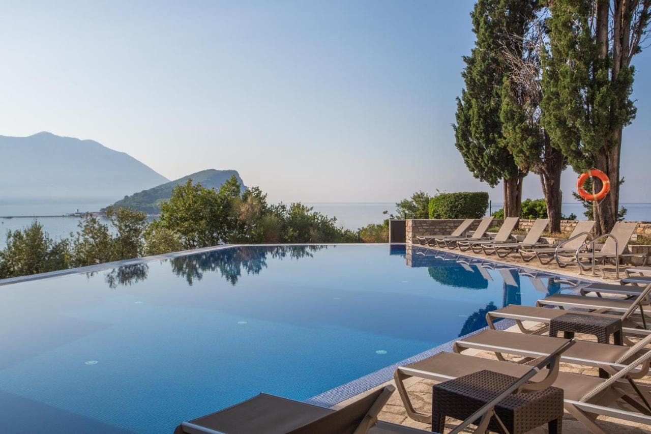 Nepakartojamas baseinas Avala Resort & Villas 4* viešbutyje iš kurio atsiveria Juodkalnijos panorama