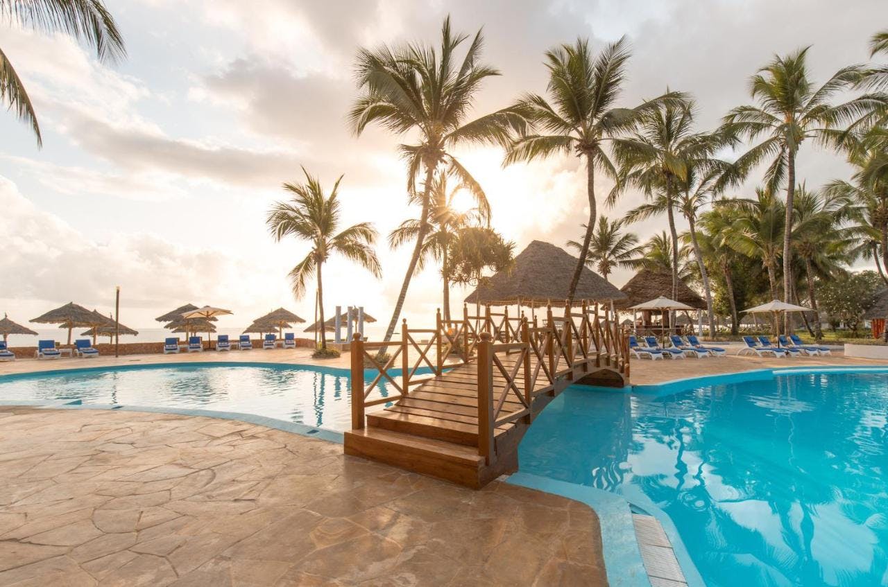 Kokoso palmėmis ir atogrąžų sodu apsuptas Kiwengwa Beach Resort 4* viešbutis