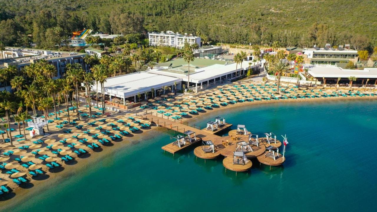 Žalumos ir kalnų apsuptas Crystal Green Bay Resort & Spa 5* viešbutis ant jūros kranto